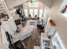 Pet friendly Tiny House Rental with new Access to Guadalupe River NBTX – hotel w mieście New Braunfels