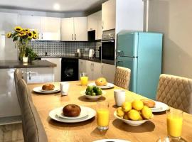 Newly Renovated 4 bed in Tarvin, Near Chester - Sleeps up to 15: Tarvin şehrinde bir otel