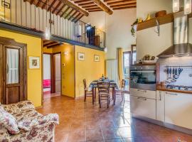 Tuscan Sun With Shared Pool - Happy Rentals, hótel í Radicondoli