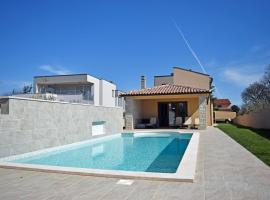 Villa Markulin near Medulin for 8 people only 2km from the beach, hotel in Šišan