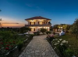 Garden House with Pool, 10min to center