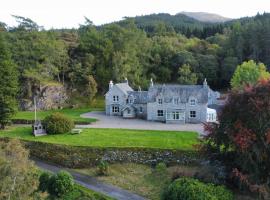 Refurbished Highland Lodge in Spectacular Scenery, semesterhus i Pitlochry