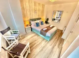 Coastal Vibes - Stunning Bournemouth Apartment with King Size Bed and Free Parking - Central Location and Close to Beach