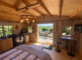 Driftwood Retreat with Hot tub, vikendica u gradu 'Week Saint Mary'