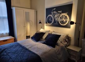 Blue Door Cottage, hotel with parking in Meanwood