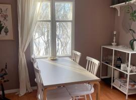 Small house central Parainen by Archipelago Trail, hotel v destinaci Pargas