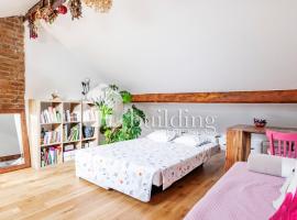 Master and kids bdrs separated from rest of the house, homestay ở Paris