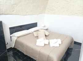 Newhouse Rooms BLACK & WHITE, hostal o pensión en Modugno