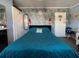 Large Room with own TV and cereal and toast breakfast in Newhaven，Tarring Neville的B&B