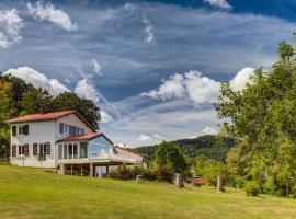 L'Amphithéâtre des Volcans - Vue Puy de Dôme, hotel in Saint-Genès-Champanelle