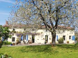 Papillons B&B - beauty, comfort and peace 25 mins from Puy du Fou、Montournaisのホテル