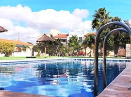 Cozy bungalow in Urb La Marina with shared pool, hotel di San Fulgencio