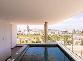 Viesnīca ar autostāvvietu YAMAS Urban Living Sunny Pool Penthouse Limasolā
