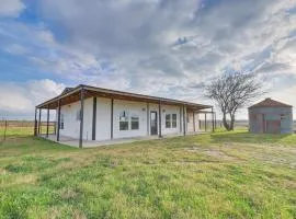 Modern Farmhouse in Del Valle Rural Setting!