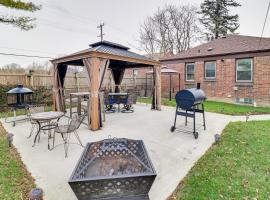 Cozy Detroit Home with Fire Pits 12 Mi to Downtown!, cottage di Detroit
