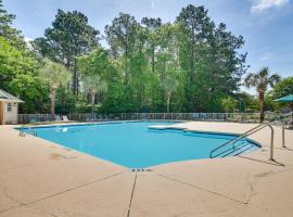Pawleys Island Condo with Screened Porch and Golfing!, hotel with jacuzzis in Pawleys Island