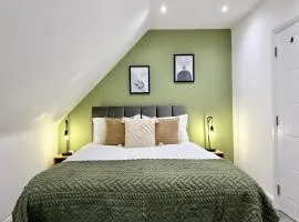 Month-long availability, Beautiful flat 2min walk to station, with parking