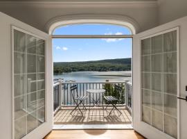 Luxury Lake Oasis ~ Hot Tub ~ Stunning Views ~ Bar, vacation home in Greenwood Lake