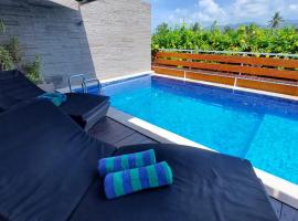 Meninting Beach Villa, 3 bedroom โรงแรมที่มีสระว่ายน้ำในMontongbuwoh