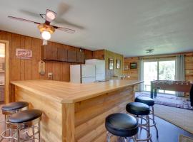 Country Vacation Rental in Mercer at Waterfall!、Mercerのホテル