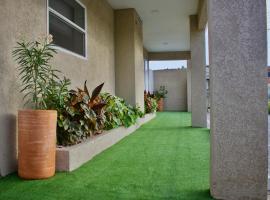 1 Bed Apartment Sleeps 2 - Pool Balcony Parking, hotel in Noord