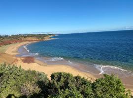 Breathtaking Ocean View & short walk to the beach, Pets Welcome FREE WIFI, lodging in Ventnor