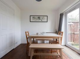 Chingford charm great for families and contractors, apartamento em Ponders End