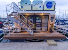 Hausboot Albatros, self catering accommodation in Mücheln