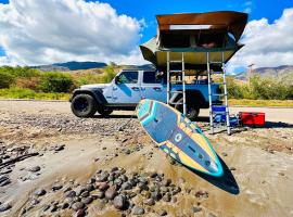 Embark on a journey through Maui with Aloha Glamp's jeep and rooftop tent allows you to discover diverse campgrounds, unveiling the island's beauty from unique perspectives each day, tented camp en Paia
