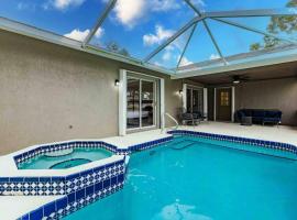 Poolside Oasis-5 miles from Venice Beach, holiday home in Venice