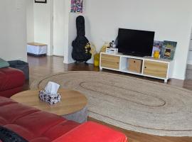 This fabulous, single-level 3 plus 1 small room with folding sofa home, vacation rental in Auckland