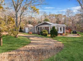 Fresh Pond Chateau Renovated Bright and Cozy Home, casa vacanze a Oak Bluffs