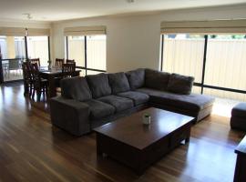 Southern River Family Accommodation. Free WiFi, holiday home in Perth