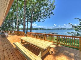 Paddle Out by AvantStay Remodeled Ranch Home, villa em Sherrills Ford