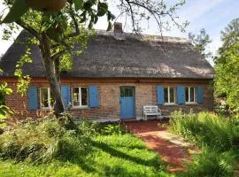 Historisches Reetdachhaus mit Bauwagen und großem Obstgarten