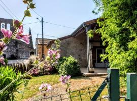 Gîte pour 2 avec terrasse, jardin et piscine partagée - Idéal randonnée et découverte du Lot-et-Garonne, cheap hotel in Bourran