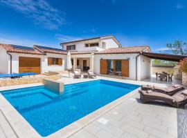 Villa Tea in Central Istria with private pool for 10 persons, hótel í Vodnjan