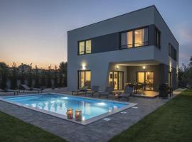 Villa Tika in Pula for families with kids playground, hotel i Jadreški