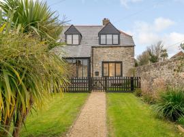 2 Bed in Lulworth Cove DC028, hotel in West Lulworth