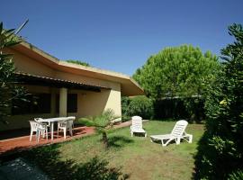 Flat in villa with air conditioning and private terrace, хотел в Santa Liberata
