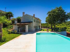 Villa Zvonar near Motovun with large pool and whirlpool, viešbutis mieste Rakotule