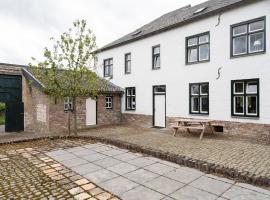 Cozy Farmhouse in Bemelen with Terrace, loma-asunto kohteessa Bemelen