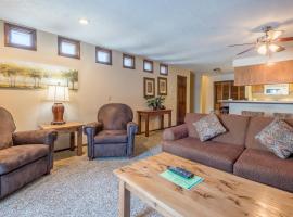 Habitat Condo 2 Bedroom with Year-Round Hot Tub & Walk to Downtown Ketchum, Hotel in Ketchum