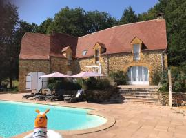 Luxury Chateau w. pool & hot tub in Dordogne, hotel met parkeren in Cazenac