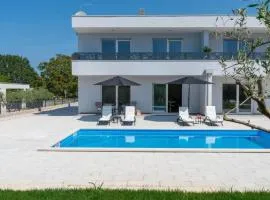 Modern villa Casa Storija with pool in Novigrad