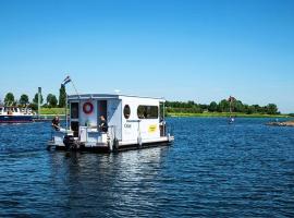 Attractive houseboat in Kinrooi with terrace – hotel w mieście Kinrooi