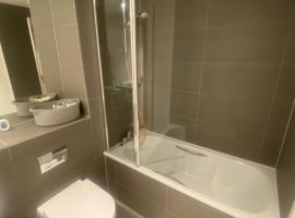 Trendy apartment in a central location, hotel v destinaci Croydon