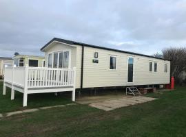 Captivating 3-Bed brand new Luxury Caravan, hotel with parking in Skipsea