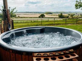 Fibden Farm Glamping - Luxury Safari Lodge, hotel in Droitwich