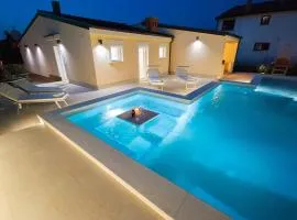 Villa Manuela near Medulin with private heated pool only 500 meters from beach